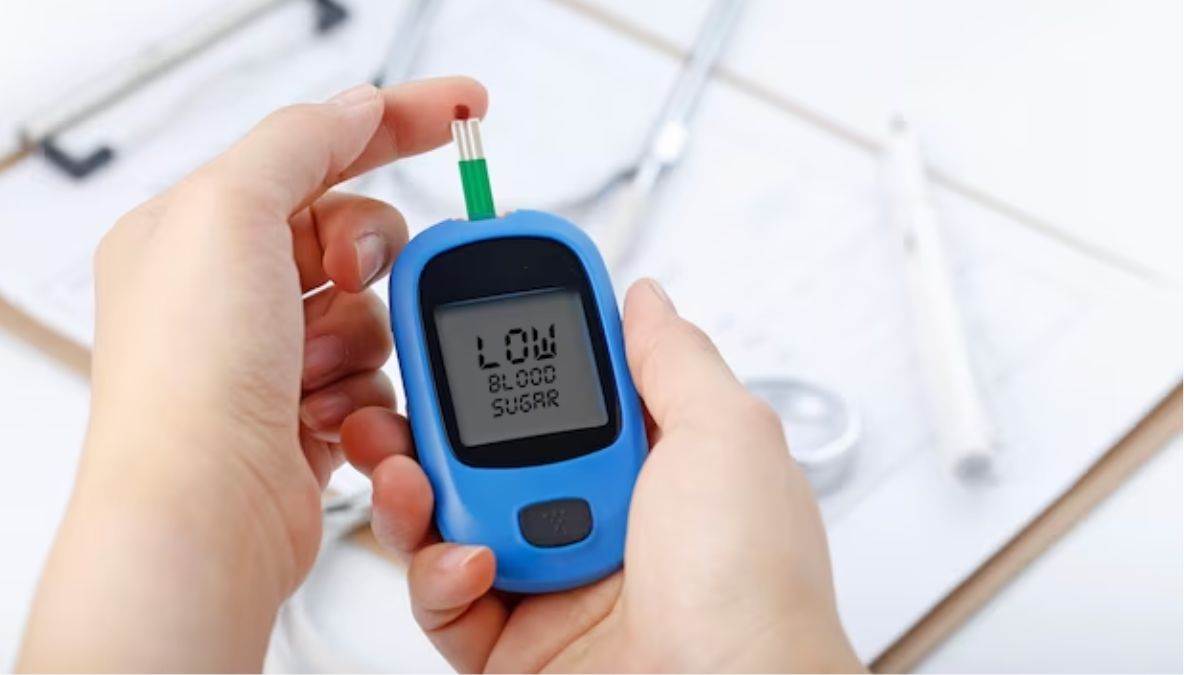 https://www.jagranimages.com/images/newimg/14112023/14_11_2023-low_blood_sugar_23579647.jpg