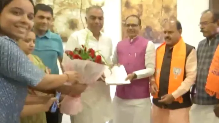 सीएम चौहान ने परंपरागत तरीके से जनता को बांटी मतदाता पर्ची