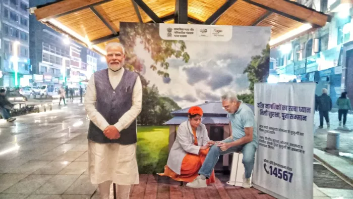 श्रीनगर के लाल चौक पर लगा पीएम मोदी का कटआउट
