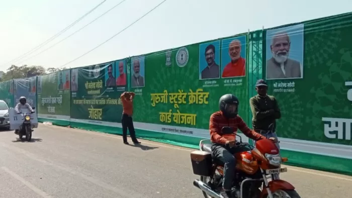 पोस्टर में जोहार, बचते बचाते दिखा रहे प्यार, हेमंत सरकार ने लगवाए PM Modi के पोस्टर