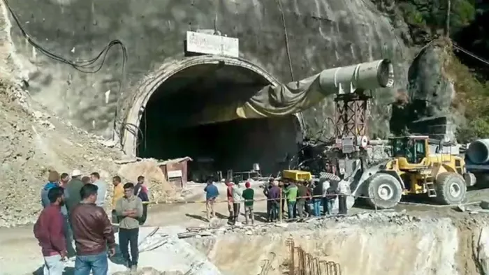 निर्माणाधीन सुरंग से श्रमिकों का बचाने के लिए बचाव कार्य जारी हैं