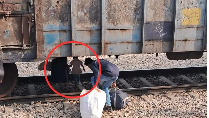 लोगों के टोकने के बाद भी नहीं रुका व्यक्ति।
