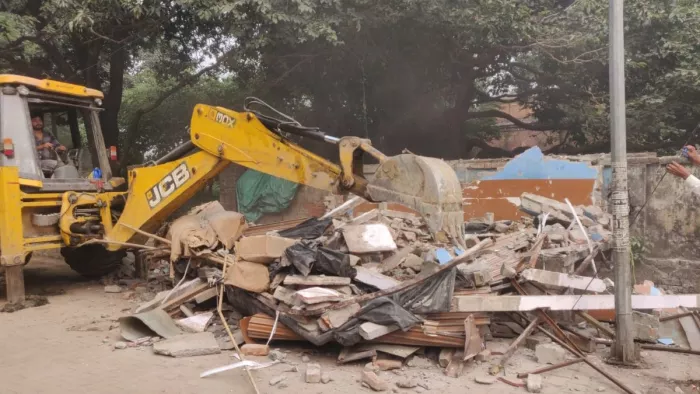 योगी सरकार के बुलडोजर एक्‍शन ने यूपी के इस शहर में ला द‍िया भूचाल, अधि‍कार‍ियों की चेतावनी से मचा हड़कंप