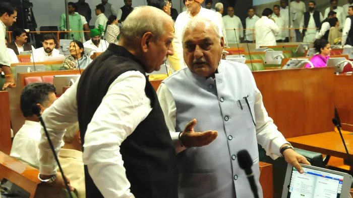 हरियाणा विधानसभा में किसी मुद्दे पर चर्चा करते अशोक अरोड़ा और भूपेंद्र सिंह हुड्डा