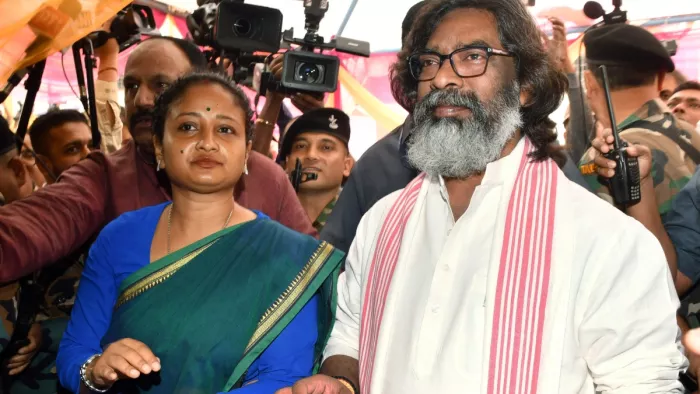 पत्नी कल्पना सोरेन के साथ सीएम हेमंत सोरेन।
