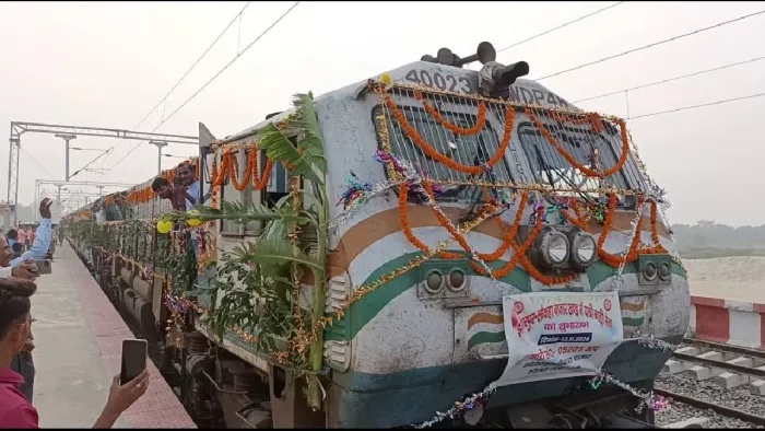 झंझारपुर-लौकहा रेलखंड पर ट्रेन का जोरदार स्वागत