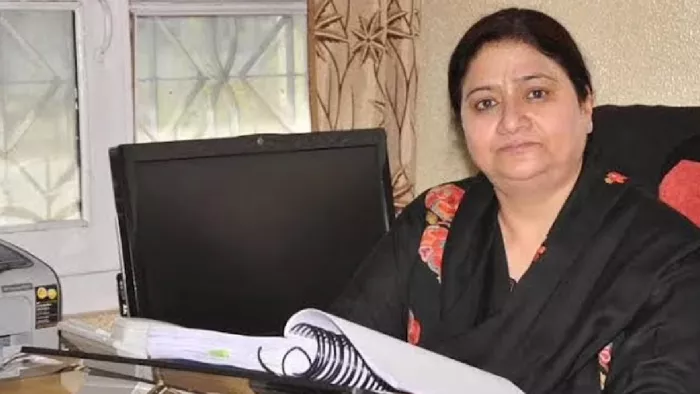 कश्मीर विवि की कुलपति की गाड़ी पर आतंकी हमले से पुलिस का इनकार (फोटो- सोशल मीडिया)