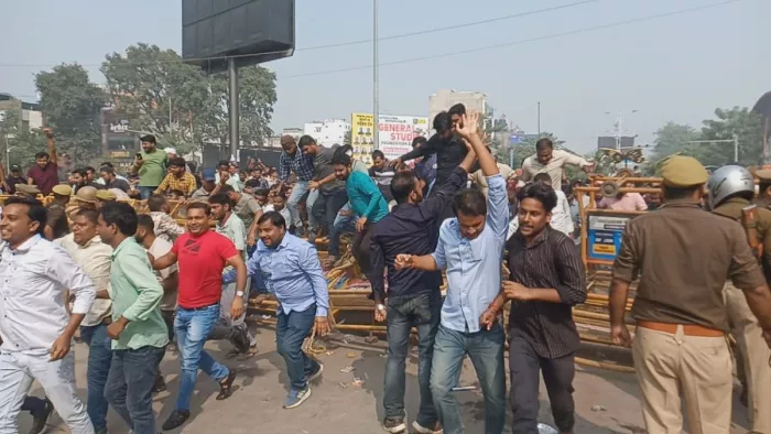 UPPSC चौराहे पर बैरिकेडिंग तोड़ते प्रदर्शनकारी छात्र। -जागरण