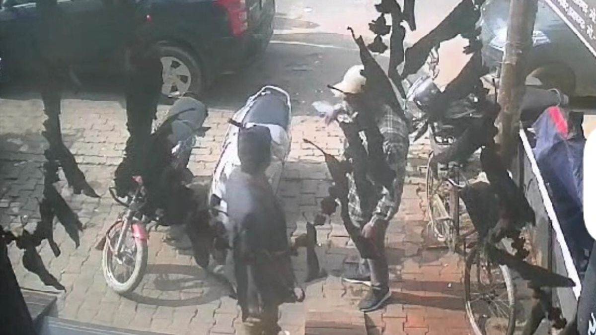 there was a robbery in broad daylight in the square thieves came disguised as police disappeared after looting goods businessman agent kept watching