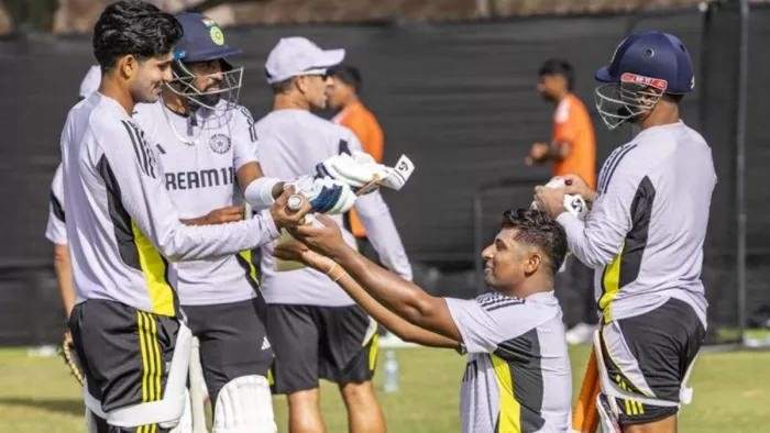 सरफराज खान ने गिल को भेंट किया बल्ला। फोटो- सोशल मीडिया