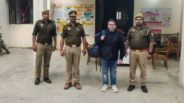 चित्र परिचय: पुलिस टीम के अभिरक्षा में पकड़ा गया विदेशी।