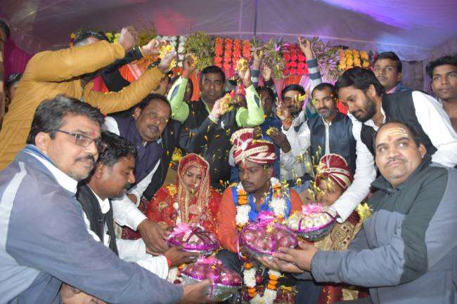 Image result for दूल्हा-दुल्हन ने एक दूसरे को पहनाई लहसुन-प्याज की वर माला