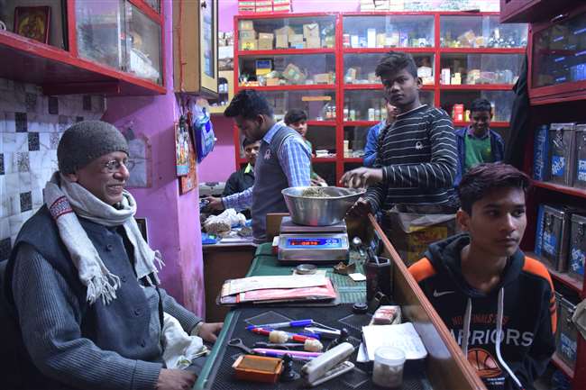 Special Report : सात पुश्तों से आयुर्वेद की परंपरा को सहेज रहा बरेली का ये परिवार. Bareilly News