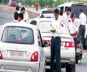 जिन वाहनों में एचएसआरपी और रंगीन स्टीकर नहीं होगा, उनके चालान काटे जाएंगे।