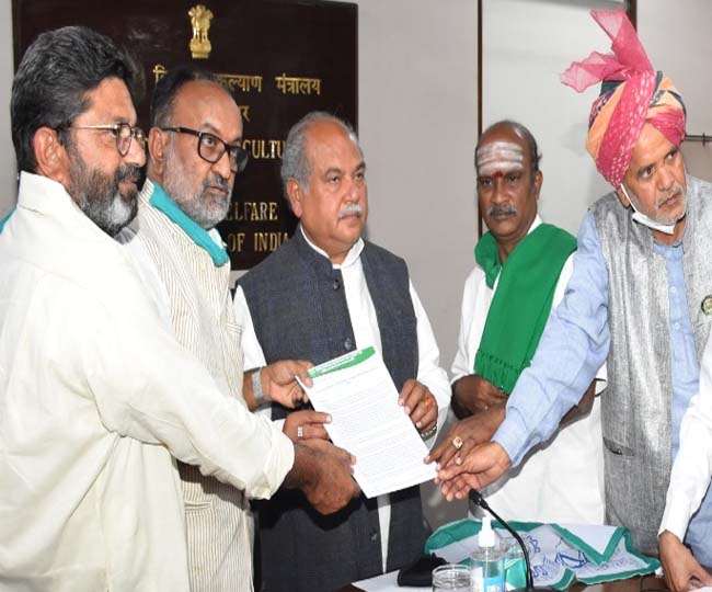 किसानों ने कहा कि पंजाब के किसानों द्वारा किये जा रहे प्रदर्शन पूरी तरह राजनीति से प्रभावित हैं।