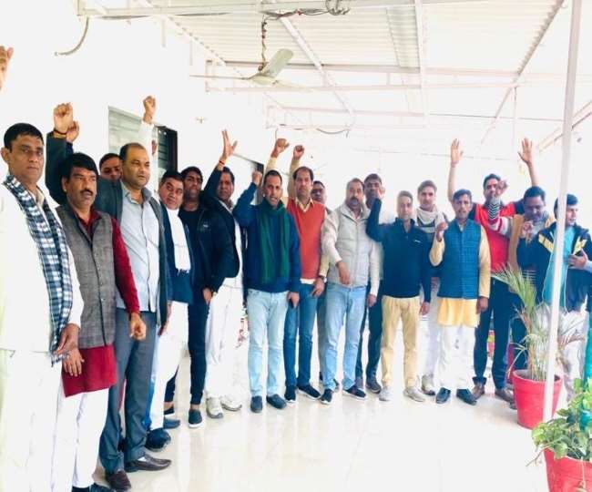 नेताओं में अब आपसी गुटबाजी सामने आ रही है।