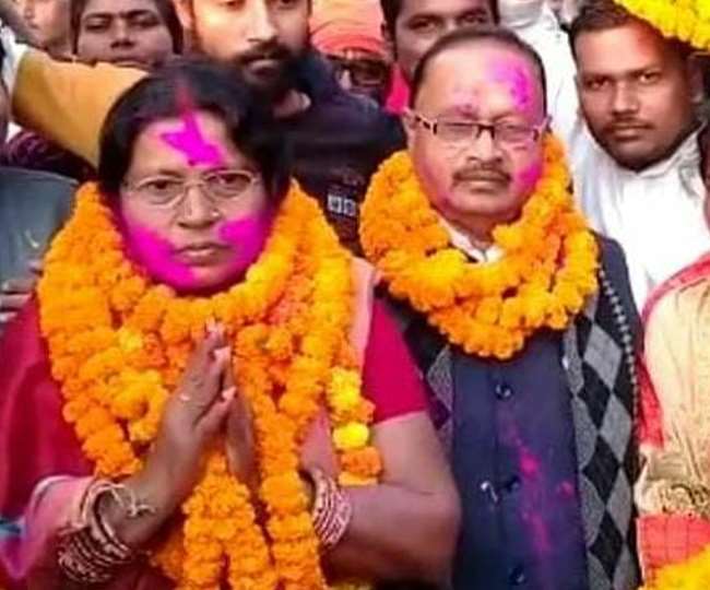 गोपलपुर विधानसभा के जदयू विधायक नरेंद्र कुमार नीरज उर्फ गोपाल मंडल की पत्‍नी सविता देवी चुनाव हार गईं हैं।