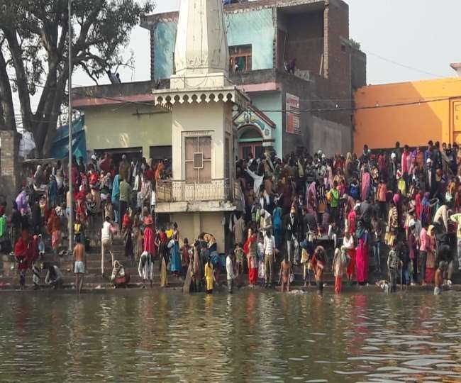 हरिपदी गंगा में मोक्षदा एकादशी पर स्नान करते भक्त।