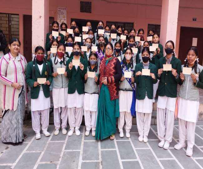 मेरठ के सरधना के एसडी गर्ल्‍स इंटर कालेज में छात्राओं को वितरित किए गए पोस्टकार्ड