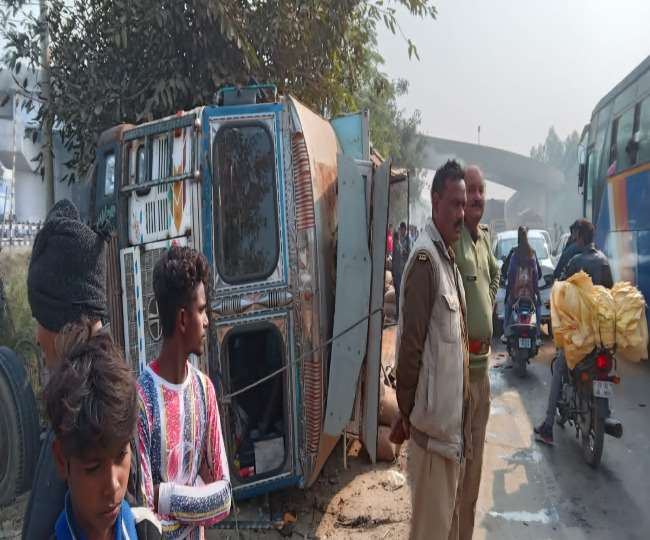 सीतापुर में हाईवे पर धान लदा ट्रक पलटने से एक व्यक्ति की मौत हो जाने के बाद मौके पर पुलिस।