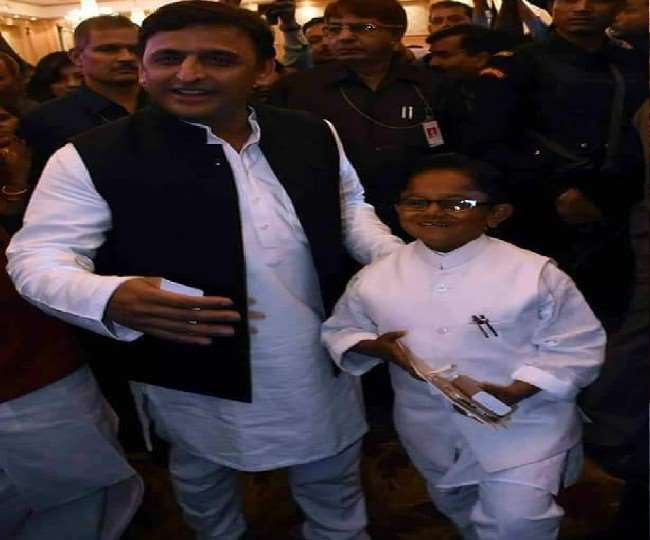 सपा अध्यक्ष अखिलेश यादव के साथ बरेली के सपा नेता प्रमोद यादव। फाइल फोटो