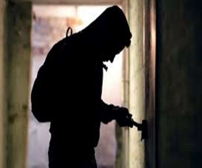 terror of thieves in panipat thieves stolen cash and chain from house
