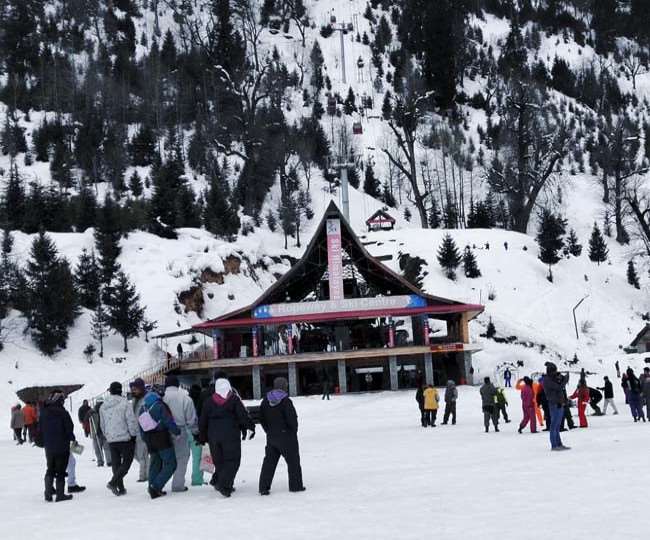 केलंग में पर्यटकों ने वादियों में घूमने का आनंद उठाया। जागरण आर्काइव
