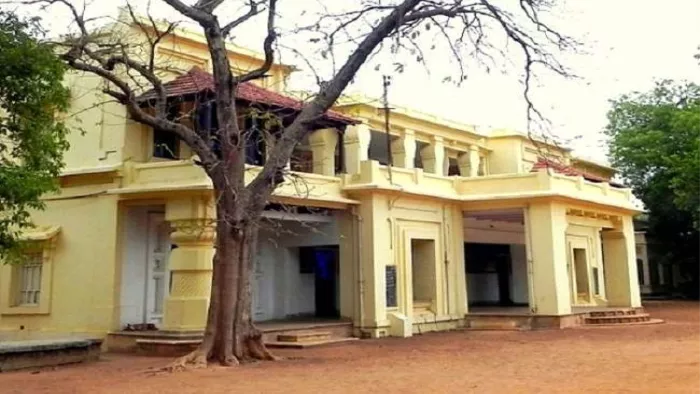 विश्वभारती विश्वविद्यालय में छात्रावास की मांग को लेकर विरोध प्रदर्शन के दौरान पथराव, कुलसचिव ने मांगी सुरक्षा