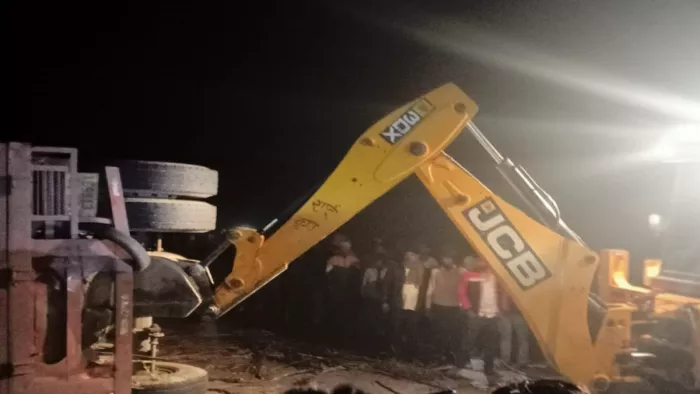 जेसीबी से गन्ना हटाने के बाद तीनों शवों को बाहर निकाला गया।