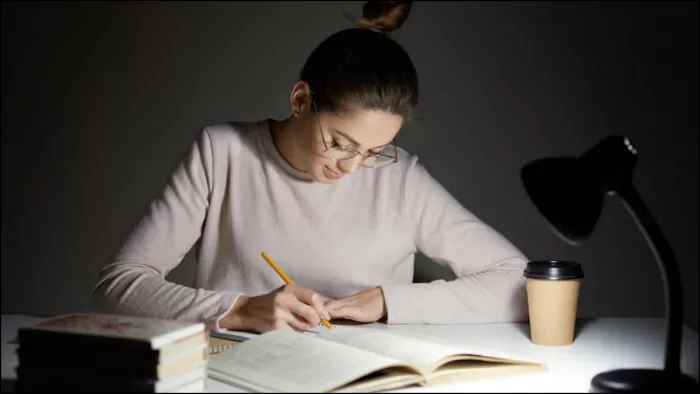 सुबह पढ़ाई करते वक्त आती है नींद, तो अपनाएं ये टिप्स