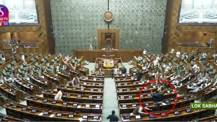 संसद में घुसकर स्मोक हमला करने वाला सागर लाल घेरे में। वीडियो ग्रैब
