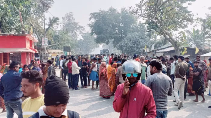 सड़क जाम कर प्रदर्शन करते ग्रामीण। (जागरण फोटो)