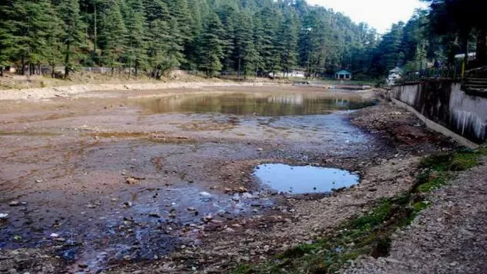 डल झील में नहीं रुक रहा रिसाव, अब बारिश से ही आस (फाइल फोटो)।