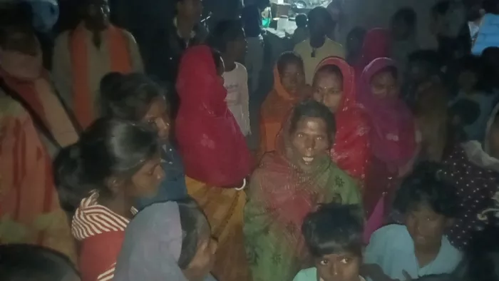 सुलतानगंज में ठगी के शिकार महिलाएं। फोटो- जागरण