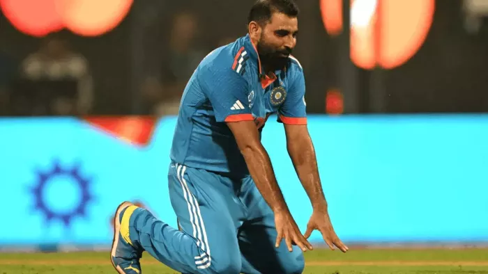 फैंस ने श्रीलंका के खिलाफ मैच में शमी को लेकर विवाद बनाया। फोटो- एक्स से साभार