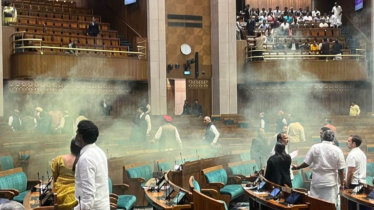 Parliament Security Breach: संसद की सुरक्षा चूक मामले में UAPA के तहत मामला  दर्ज, आरोपियों से देर रात तक पूछताछ जारी - Delhi Police registered case  under UAPA against accused in parliament