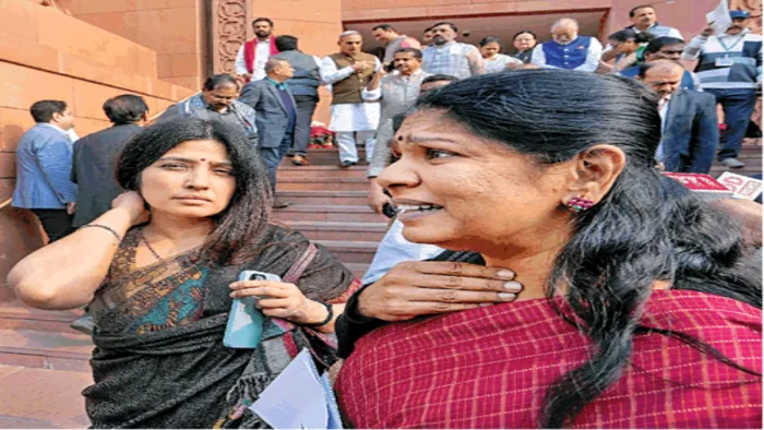 रंगीन धुएं ने चेहरों को किया स्याह