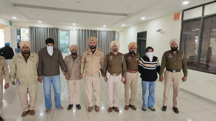 अलग-अलग मामलों में पुलिस कॉन्स्टेबल सहित दो गिरफ्तार