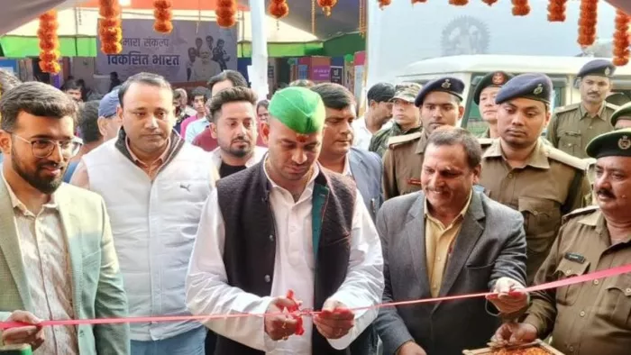 सोनपुर मेले में विभागीय प्रदर्शनी का उद्घाटन करते मंत्री तेज प्रताप यादव एवं अन्य