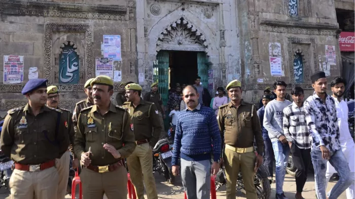 अटाला मस्जिद के बाहर जुमा की नमाज के वक्त फोर्स के साथ तैनात सहायक पुलिस अधीक्षक आयुष श्रीवास्तव (बाएं )।-जागरण