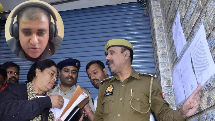 मृत इंजीनियर अतुल सुभाष के ससुराल में स्थानीय कोतवाली प्रभारी निरीक्षक के साथ नोटिस चस्पा करती कर्नाटक पुलिस । जागरण