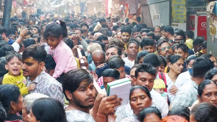 ठाकुर बांकेबिहारी मंदिर में भीड़ की तस्वीर। जागरण