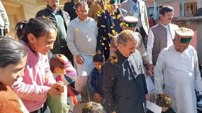 बच्चों ने मुख्यमंत्री सुक्खू पर फूलों की बौछारें कीं।