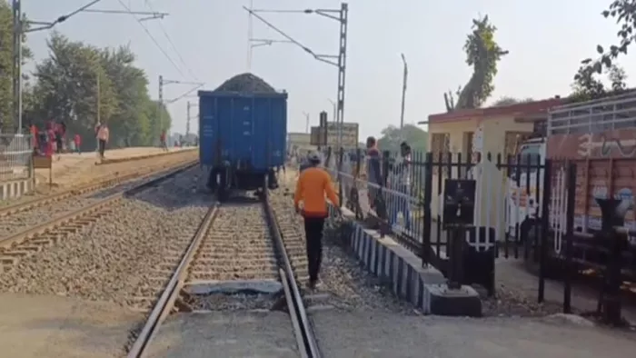 मुंगेर में मालगाड़ी 2 भागों में बंटा (जागरण)