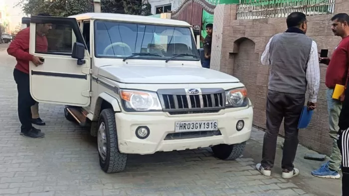 महिला आयोग की उपाध्यक्ष सोनिया अग्रवाल के घर से बाहर से निकलती एसीबी की टीम।