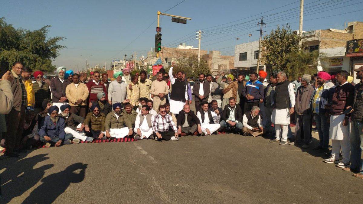 https://www.jagranimages.com/images/newimg/14122024/14_12_2024-protest_1_23848490.jpg