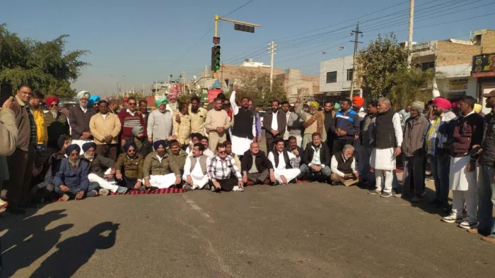 नामांकन रद्द होने पर विपक्षी दलों ने किया चक्का जाम।