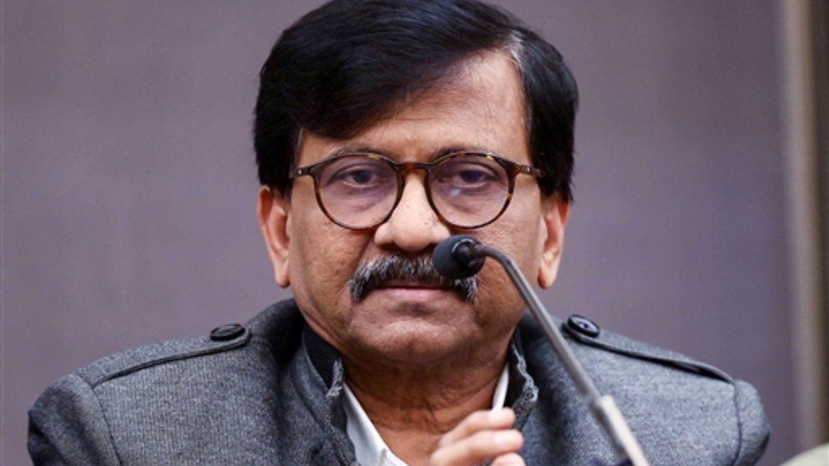 https://www.jagranimages.com/images/newimg/14122024/14_12_2024-sanjay_raut_evm_temple_23848420.jpg