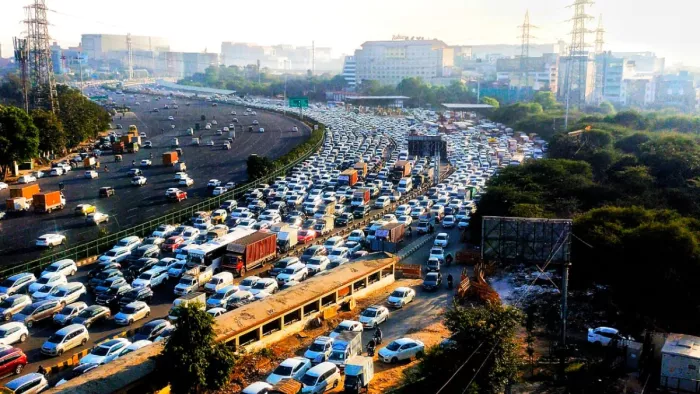 दिल्ली-गुरुग्राम बॉर्डर पर करीब 4 घंटे तक लगा रहा लंबा जाम।