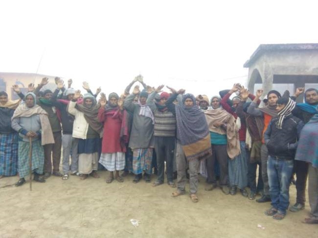 अनुदान का आवेदन अस्वीकृत किए जाने पर किसानों ने किया प्रदर्शन